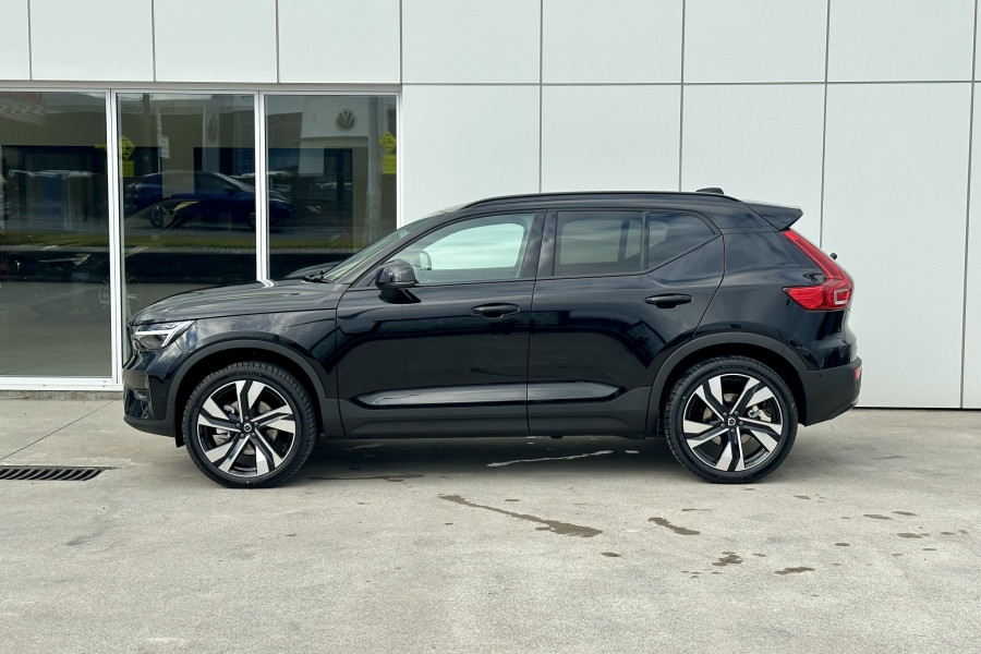 2025 Volvo XC40 XZ Ultra B4 Dark SUV Image 7