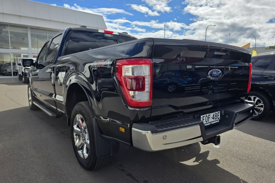 2023 Ford F-150 No Series Lariat Dual Cab Image 8