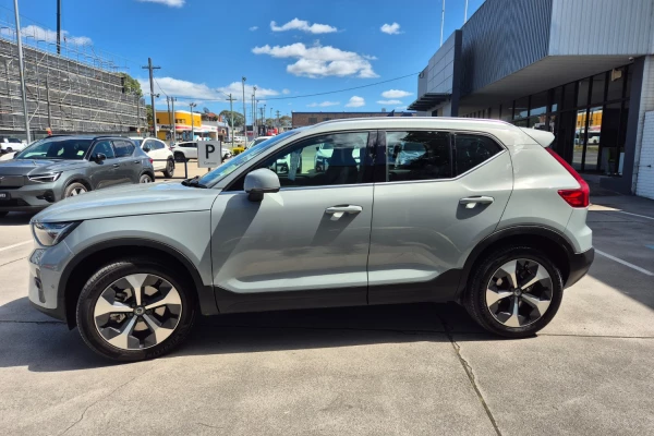 2025 MY26 Volvo XC40 XZ Ultra B4 Bright SUV Image 2