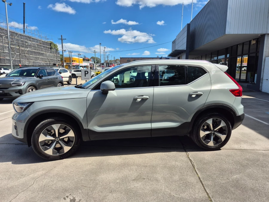 2025 MY26 Volvo XC40 XZ Ultra B4 Bright SUV Image 2