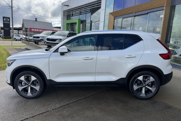2026 Volvo XC40 XZ Ultra B4 Bright SUV Image 8