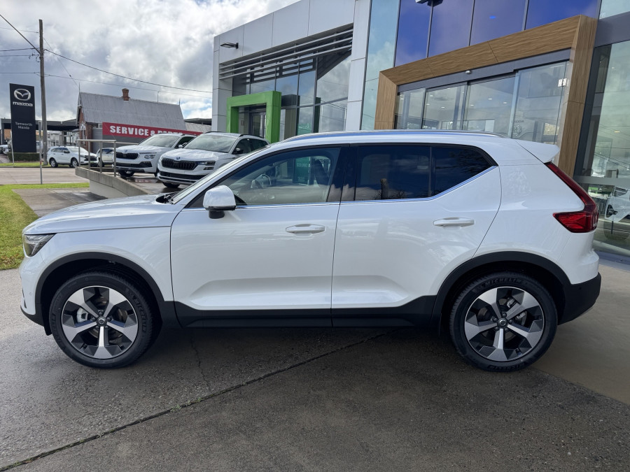 2026 Volvo XC40 XZ Ultra B4 Bright SUV Image 8