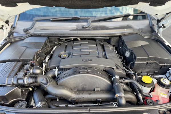 2015 Land Rover Discovery Series 4 SDV6 HSE SUV Image 24