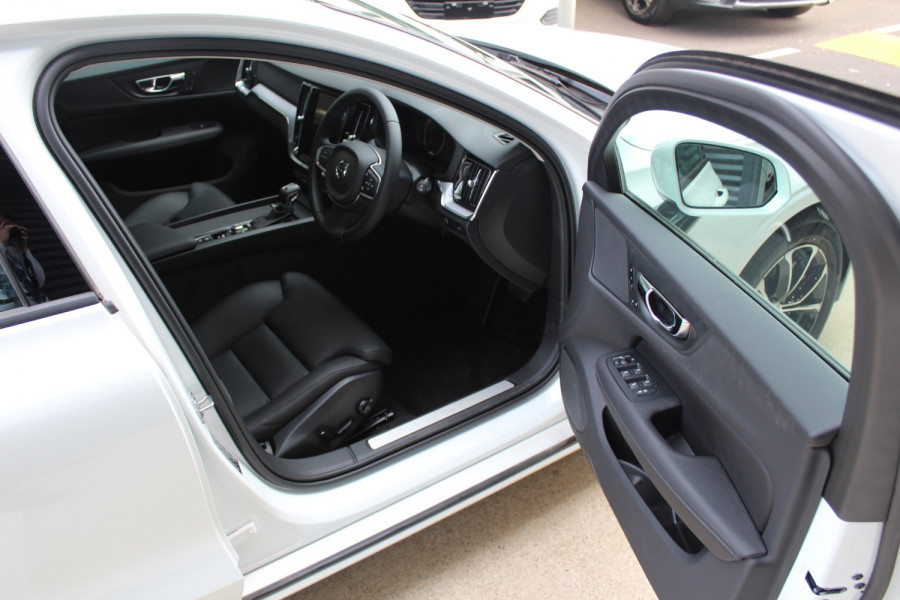 2019 MY20 Volvo V60 F-Series T5 Momentum Wagon Image 6