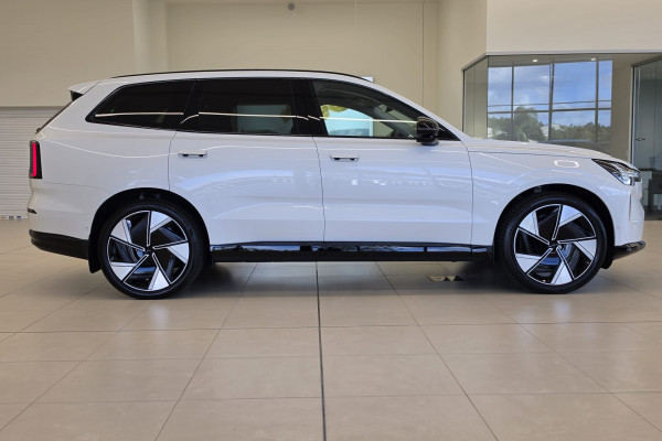 2026 Volvo EX90  Ultra Twin Motor Performance SUV Image 5