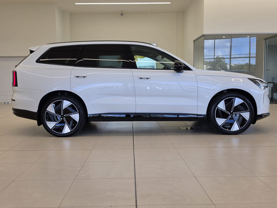 2026 Volvo EX90  Ultra Twin Motor Performance SUV Image 5