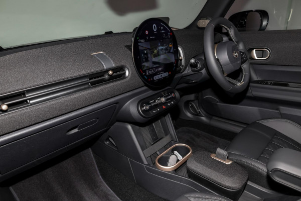 2026 MINI Cooper F66 S Favoured Hatch image 10