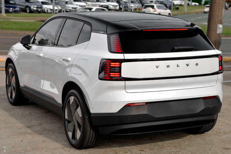 2026 Volvo EX30  Single Motor Extended Range Ultra SUV Image 4