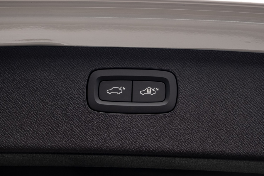 2024 Volvo XC90 L Series Recharge Ultimate T8 Plug-In Hybrid SUV Image 20