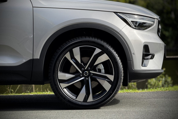2025 Volvo XC40 XZ Ultra B4 Dark SUV Image 8