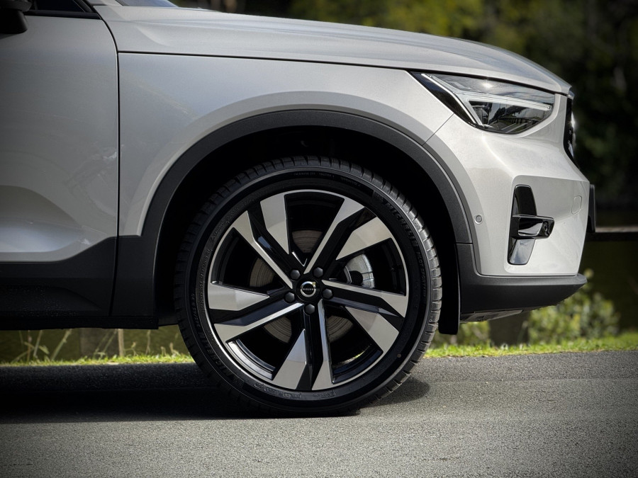 2025 Volvo XC40 XZ Ultra B4 Dark SUV Image 8