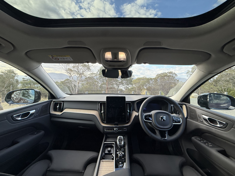 2025 MY26 Volvo XC60 UZ Plus T8 Plug-in Hybrid Dark SUV Image 15