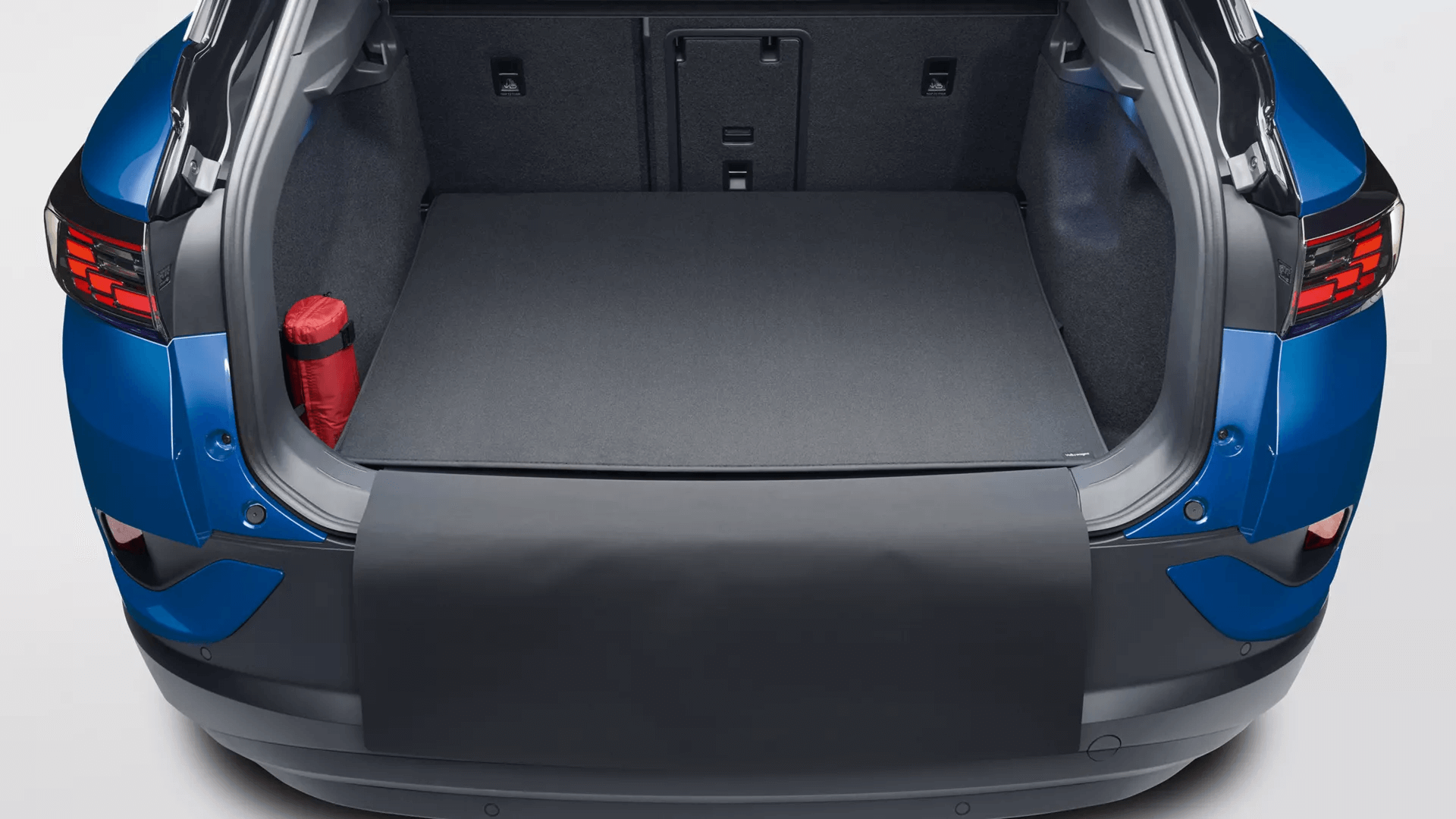 Reversible luggage compartment mat