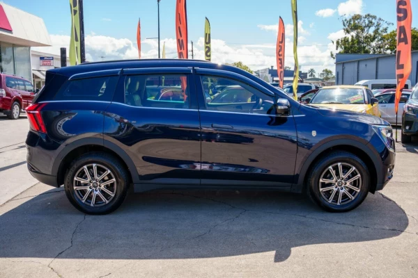 2024 Mahindra XUV700  AX7L SUV Image 4