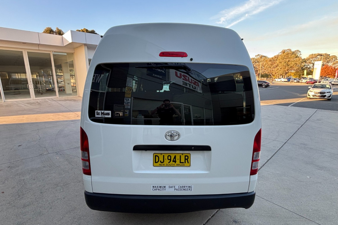 2015 Toyota HiAce TRH223R Commuter Bus Image 6