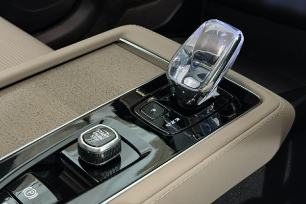 2026 Volvo XC90 L Series Ultra T8 Plug-in Hybrid Dark SUV Image 21