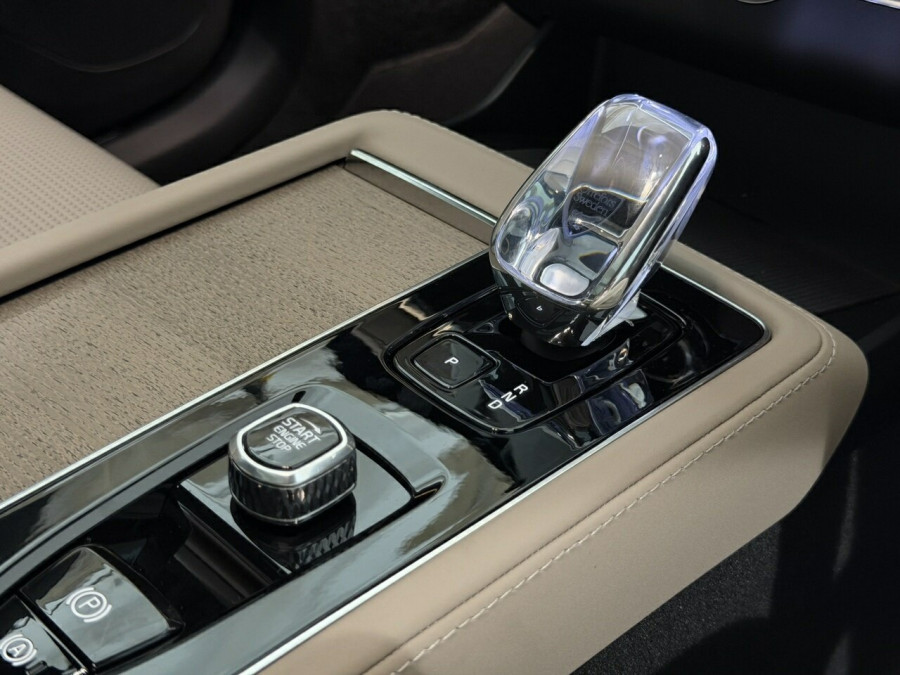 2026 Volvo XC90 L Series Ultra T8 Plug-in Hybrid Dark SUV Image 21