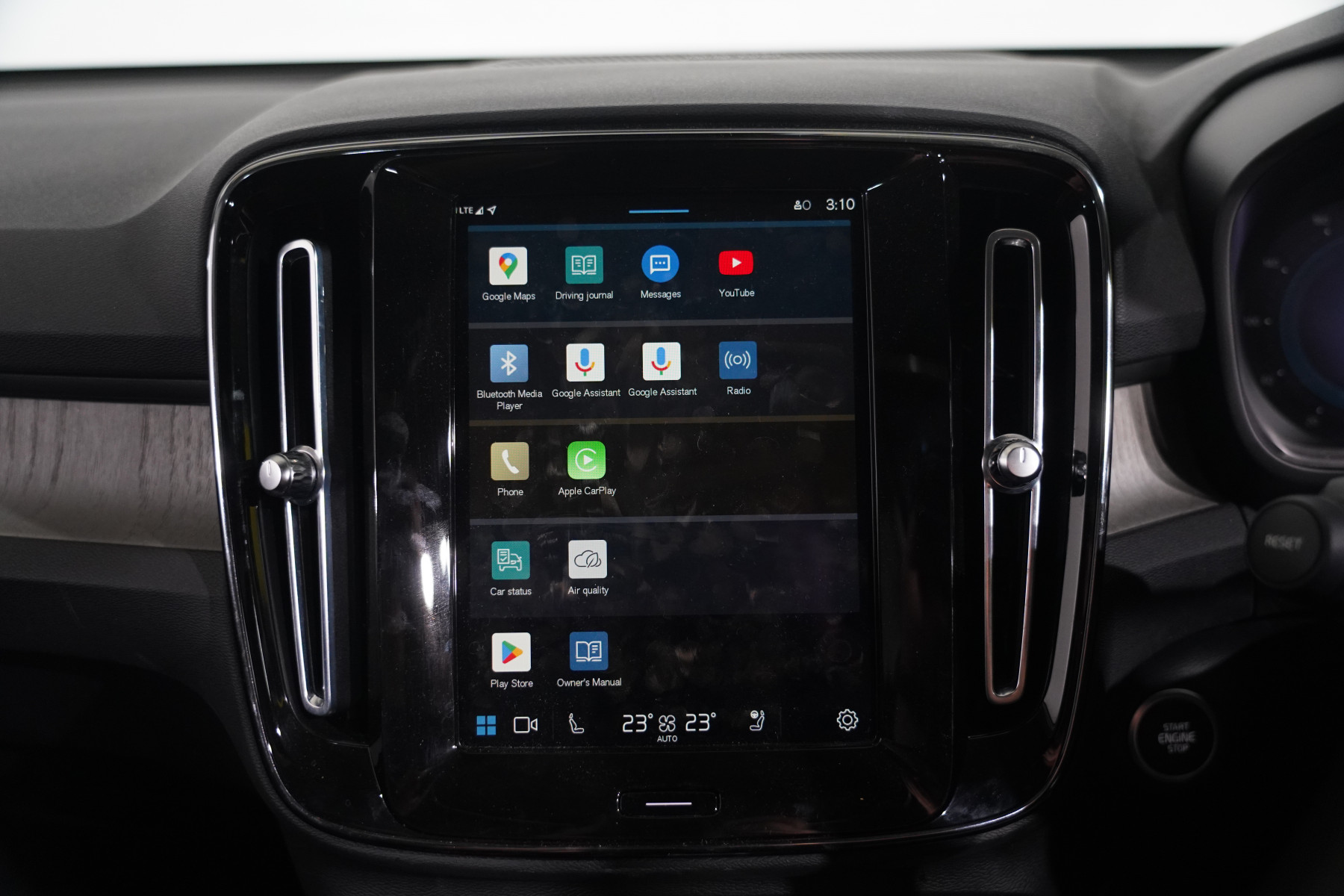 2022 Volvo Xc40 Ultimate B5 Dark Mhev SUV Image 25