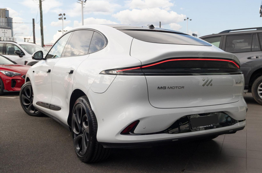 2025 MG IM6 S12L Performance SUV Image 3