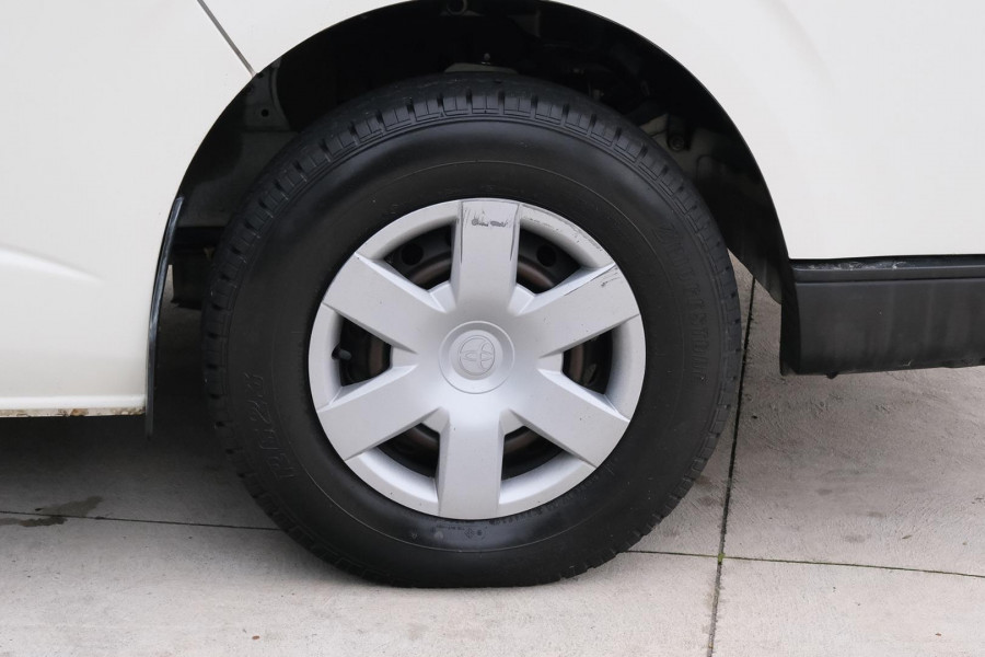 2015 Toyota HiAce KDH  Van Image 6