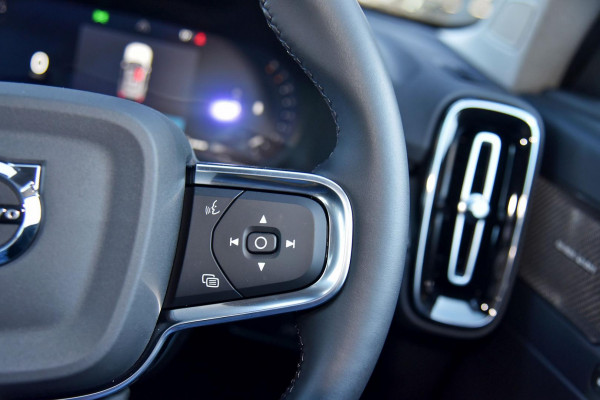 2026 Volvo XC40 XZ Ultra B4 Dark SUV Image 8