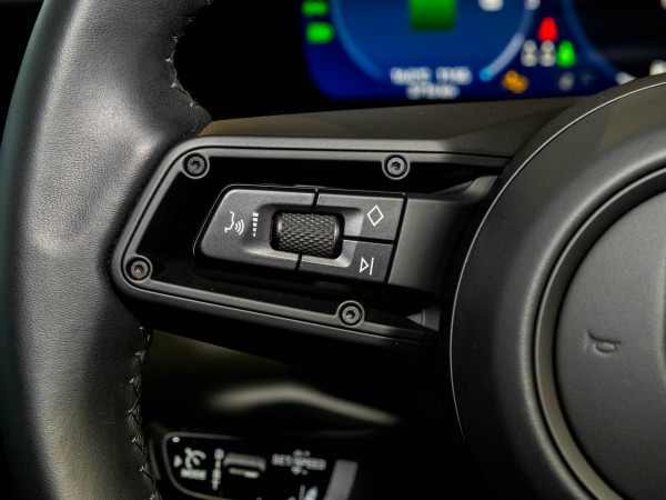 2024 MY25 Porsche Macan SUV image 20