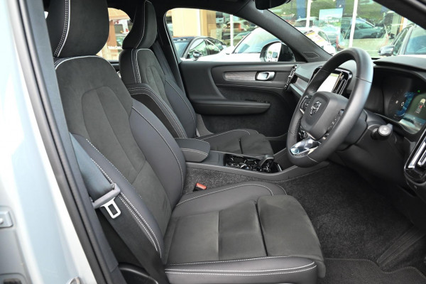 2025 Volvo XC40 XZ Ultra B4 Bright SUV Image 8