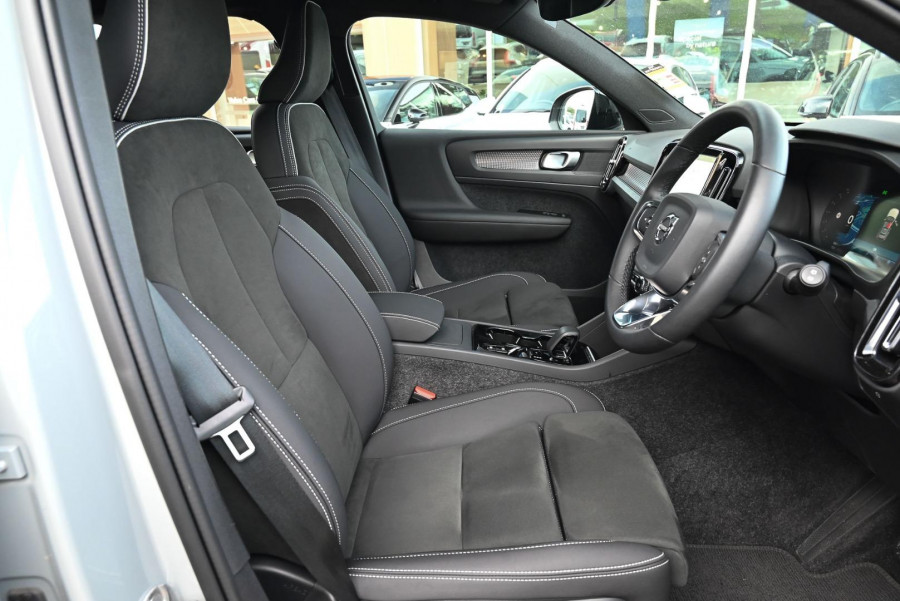 2025 Volvo XC40 XZ Ultra B4 Bright SUV Image 8
