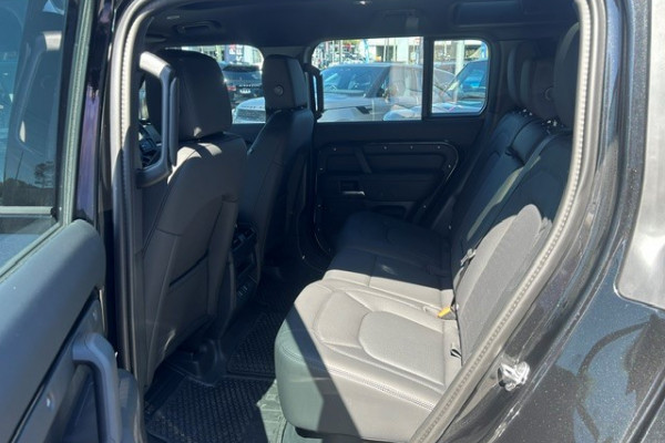 2026 Land Rover Defender L663 110 P425 X-Dynamic SE SUV Image 13
