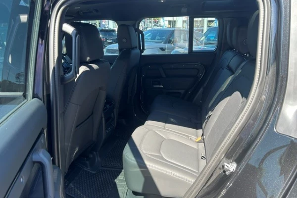 2026 Land Rover Defender L663 110 P425 X-Dynamic SE SUV Image 13