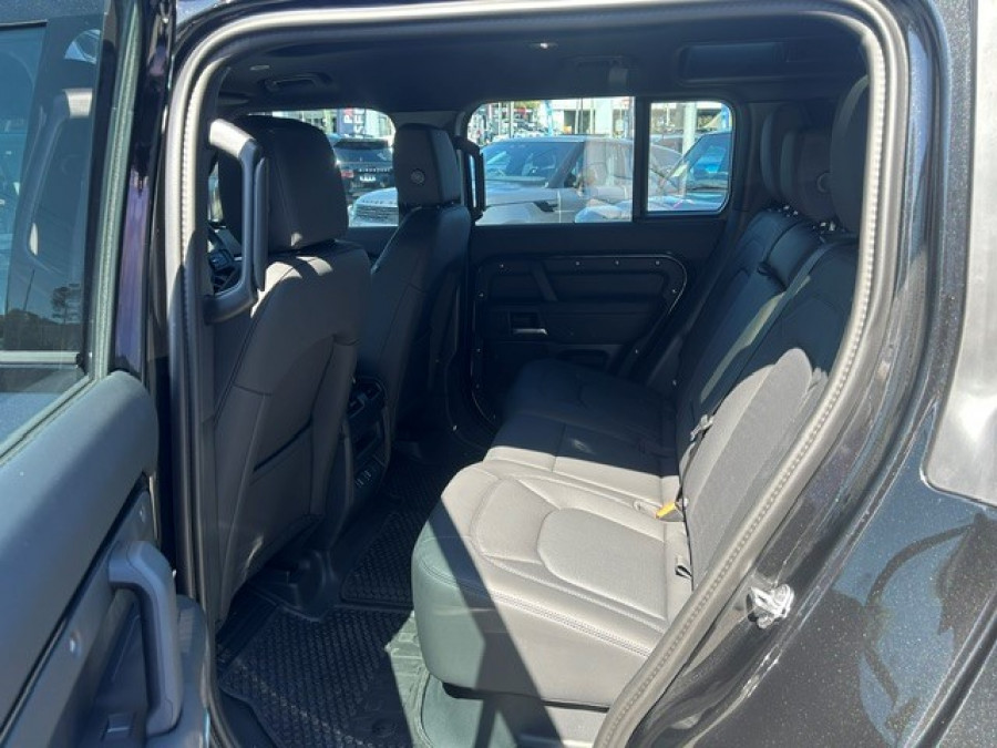 2026 Land Rover Defender L663 110 P425 X-Dynamic SE SUV Image 13