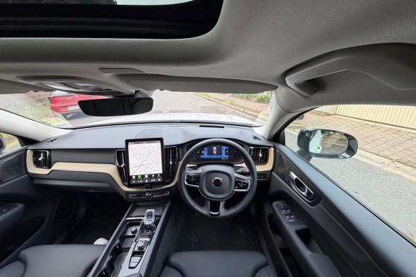2025 Volvo XC60 UZ Plus T8 Plug-in Hybrid SUV Image 11