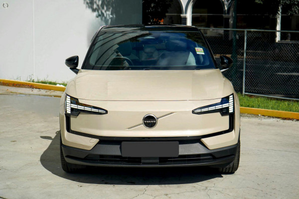 2026 Volvo EX30  Single Motor Extended Range Ultra SUV Image 2