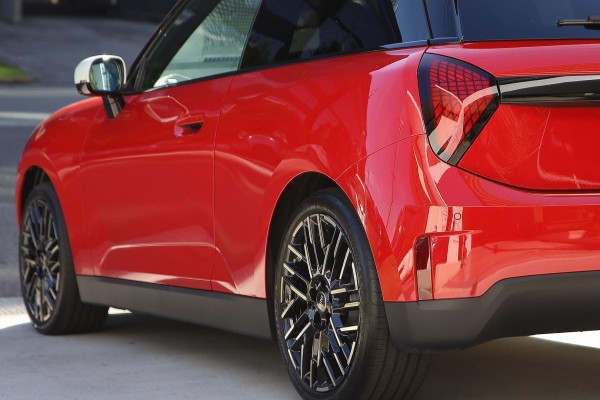 2026 MINI Cooper J01 SE Favoured Hatch image 8