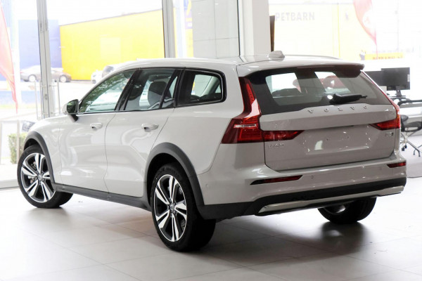 2024 Volvo V60 Cross Country  Ultimate B5 Bright Wagon Image 3