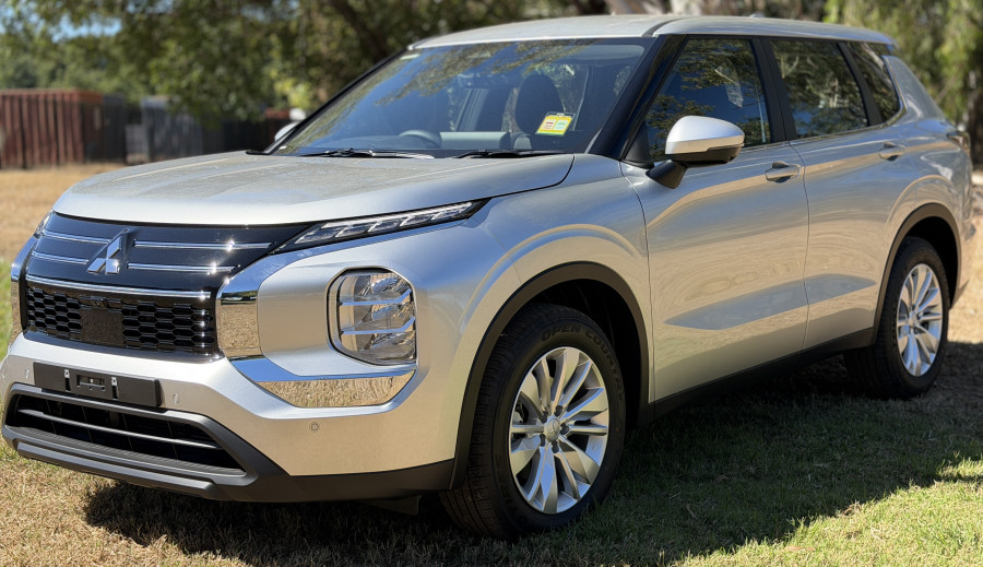 2026 Mitsubishi Outlander ZM ES SUV Image 3