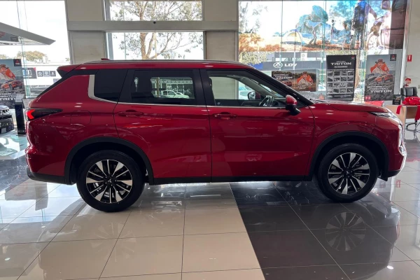 2025 Mitsubishi Outlander ZM LS SUV Image 8