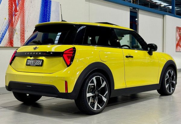 2025 MINI Cooper F65 S Favoured Hatch image 6