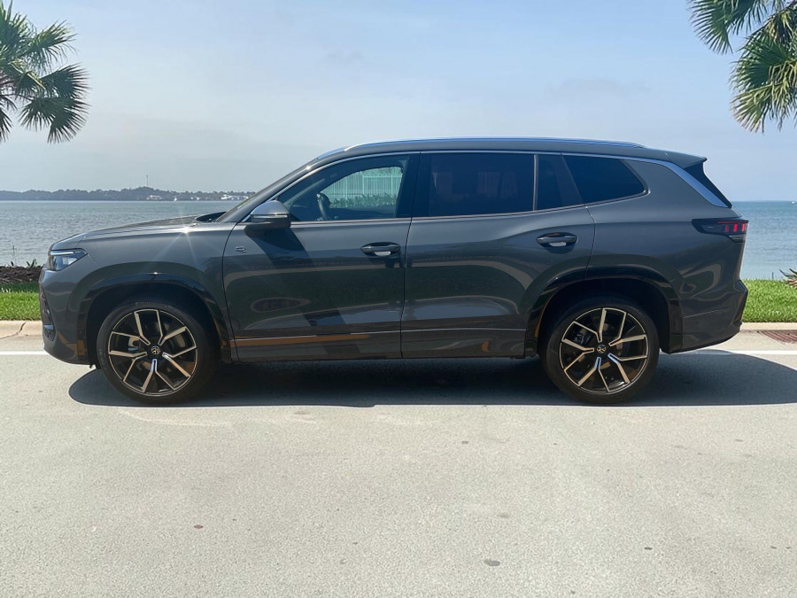 2025 Volkswagen Tayron R4 195TSI R-Line SUV Image 2
