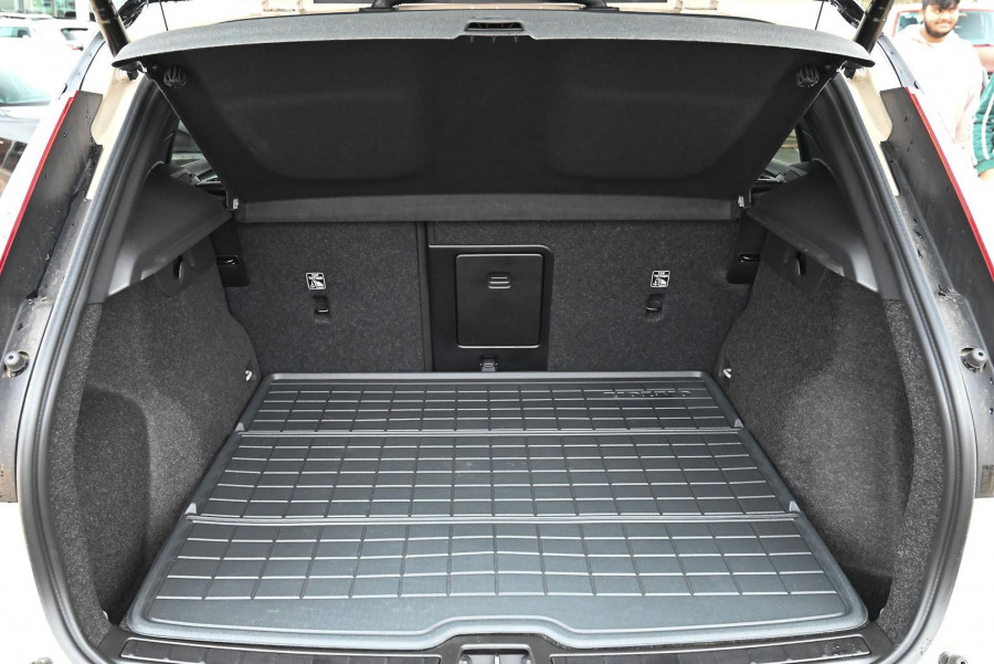2026 Volvo EX40  Ultra Single Motor Extended Range SUV Image 13