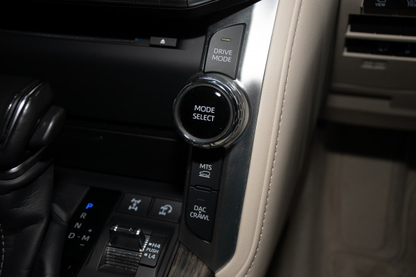 2023 Toyota LandCruiser Sahara SUV Image 24