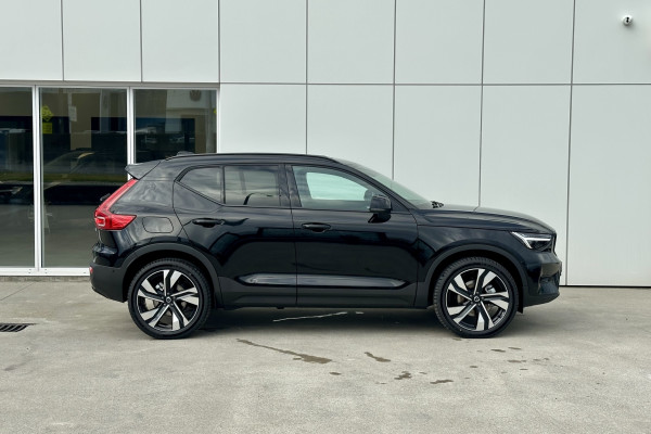 2025 Volvo XC40 XZ Ultra B4 Dark SUV Image 3
