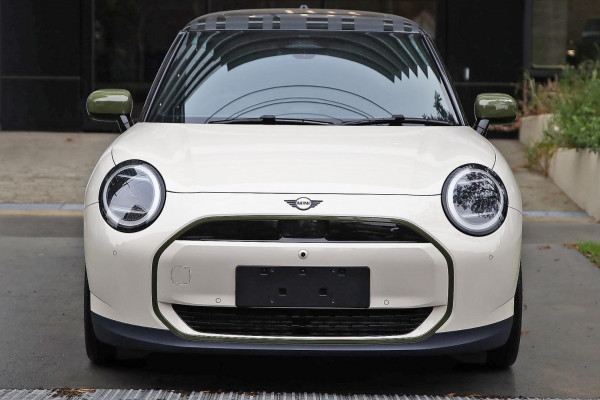 2026 MINI Cooper J01 SE Favoured Hatch image 2