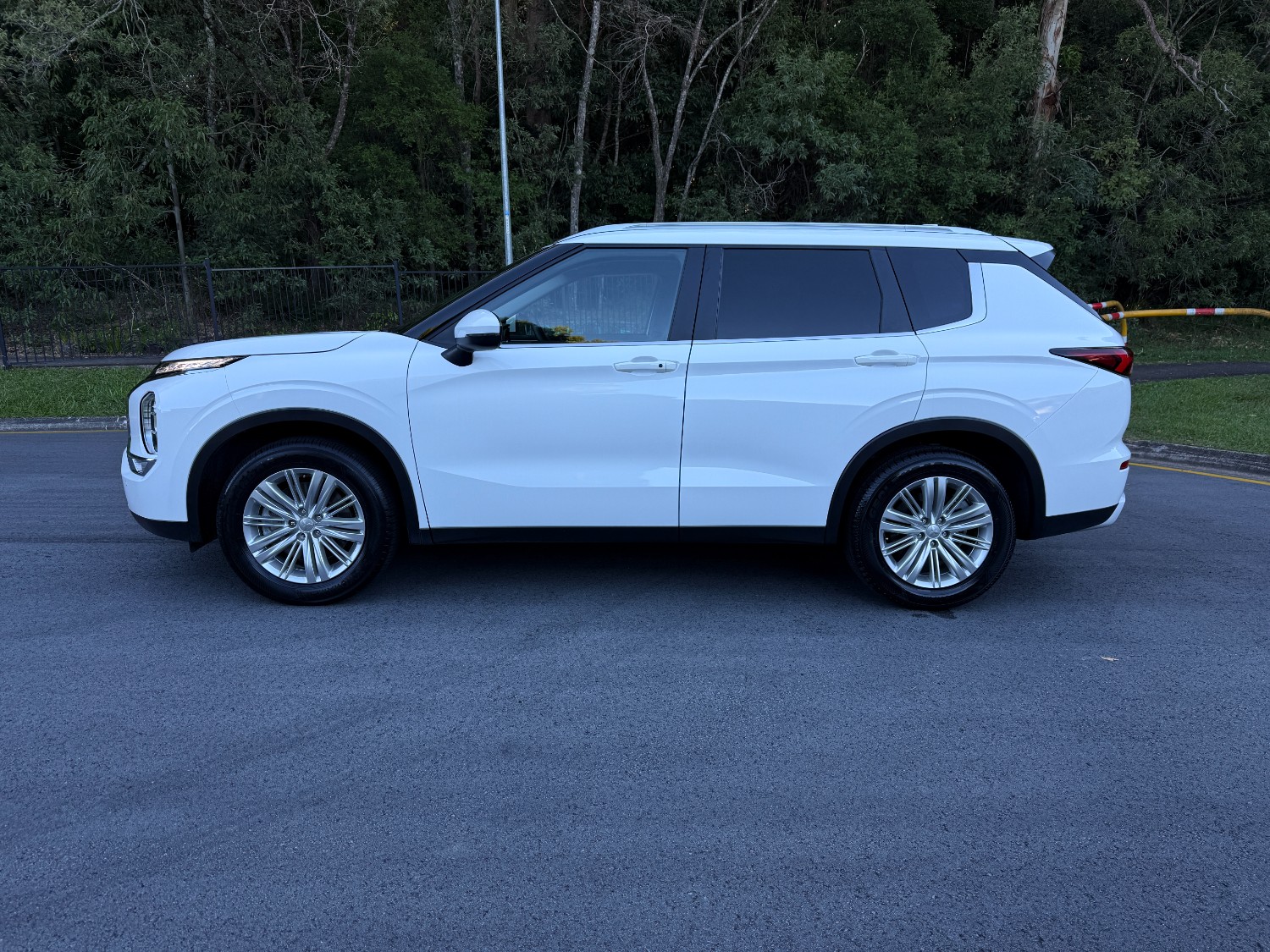 2023 MY24 Mitsubishi Outlander ZM LS SUV Image 8