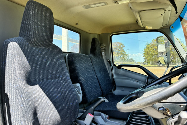 2018 Hino 300 Tray Dropside Image 9
