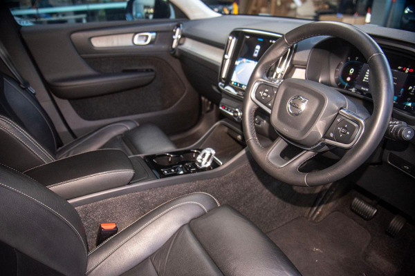 2023 Volvo XC40 XZ Ultimate B5 Dark SUV Image 6