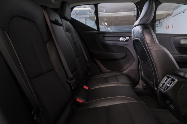 2023 Volvo XC40 XZ Ultimate B5 Dark SUV image 9