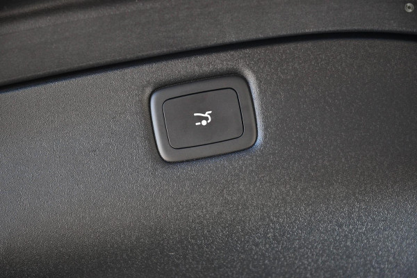 2025 MG IM5 P12L Performance Hatch Image 11
