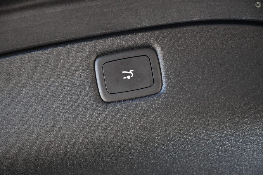 2025 MG IM5 P12L Performance Hatch Image 11