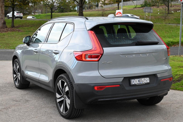 2025 Volvo XC40 XZ Ultra B4 Bright SUV Image 3